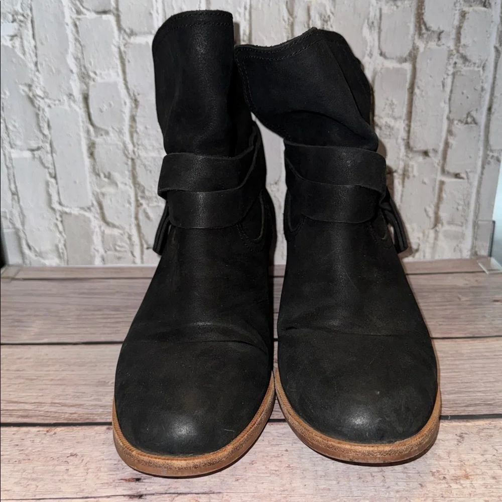 UGG 100% leather